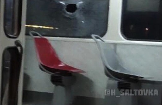 Неизвестный разбил окно трамвая и покалечил пассажирку