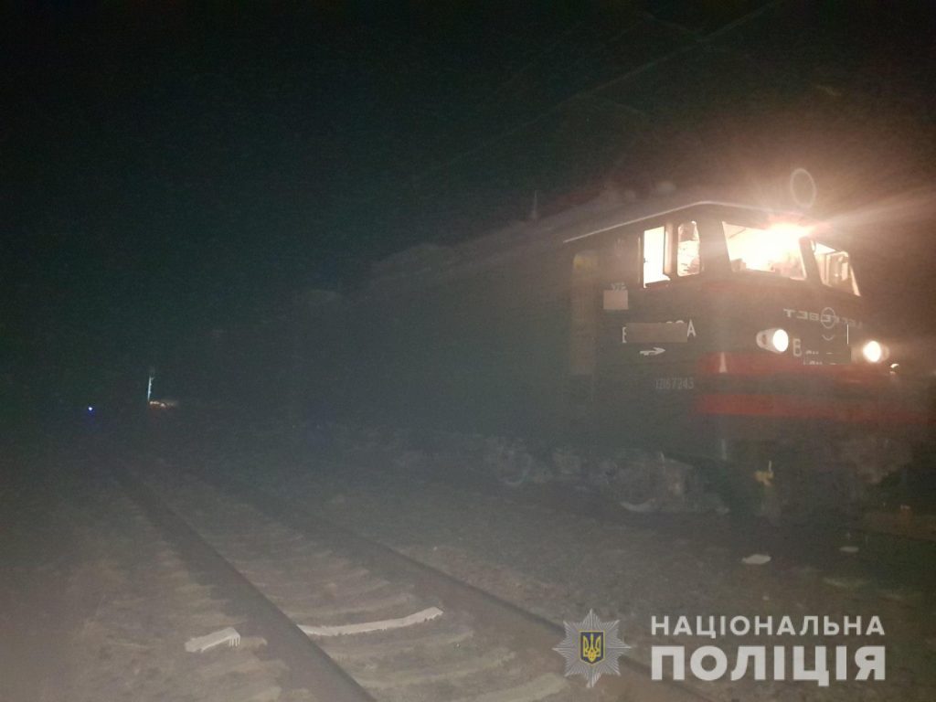 Под Харьковом насмерть сбит поездом мужчина, который сидел на рельсах (фото)