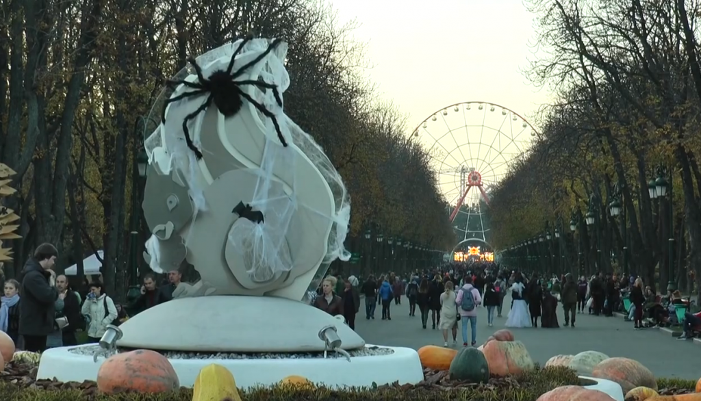 На Halloween алеєю парка Горького пройшлися зомбі, вурдалаки та воскреслі трупи (відео)
