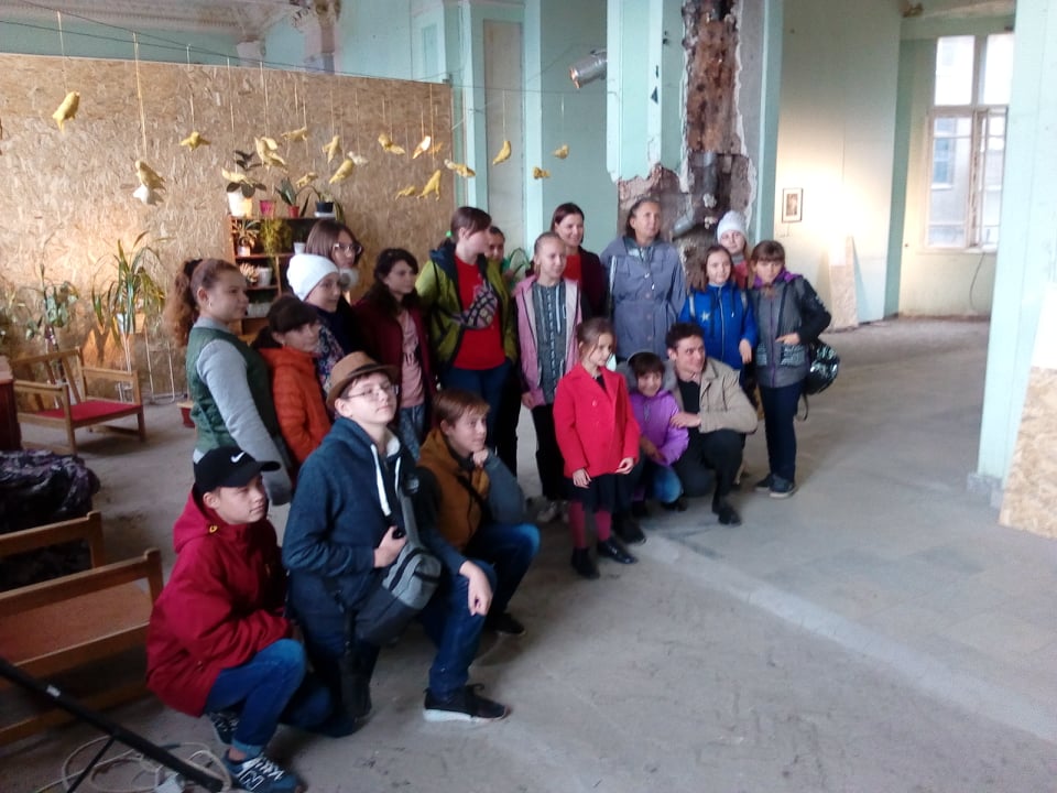 Группа подростков из Золотого и Попасного посетила харьковские выставки