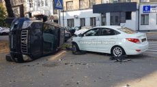 Серьезная авария в центре Харькова: перевернулся автомобиль (фото, видео)