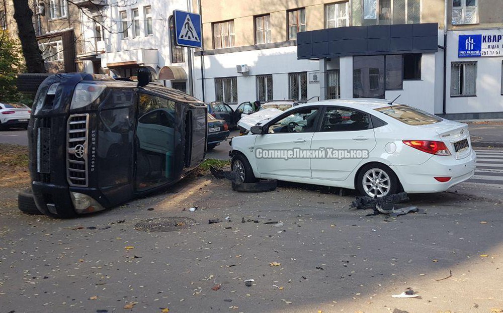 Серьезная авария в центре Харькова: перевернулся автомобиль (фото, видео)