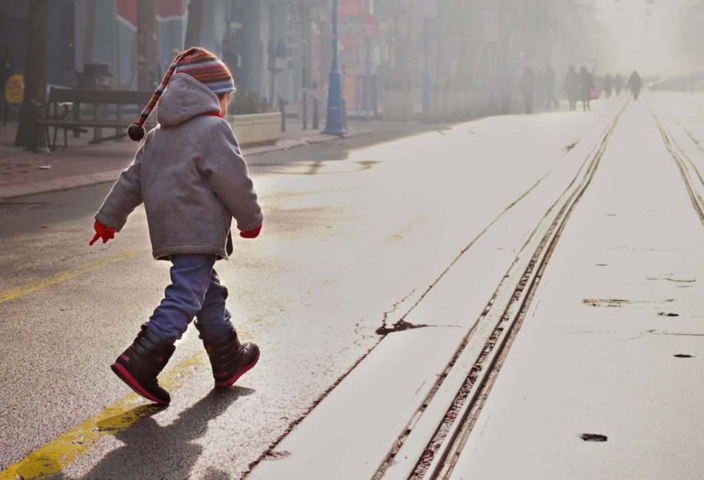 В Харькове маленький ребенок ушел из садика и потерялся