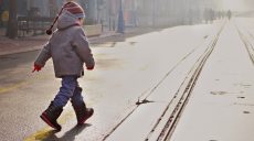 В Харькове маленький ребенок ушел из садика и потерялся