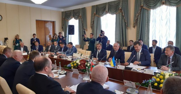 Харьков подписал договор о сотрудничестве с Минском