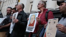 Офис Зеленского пикетировали с требованием не обменивать обвиняемых в теракте возле Дворца спорта