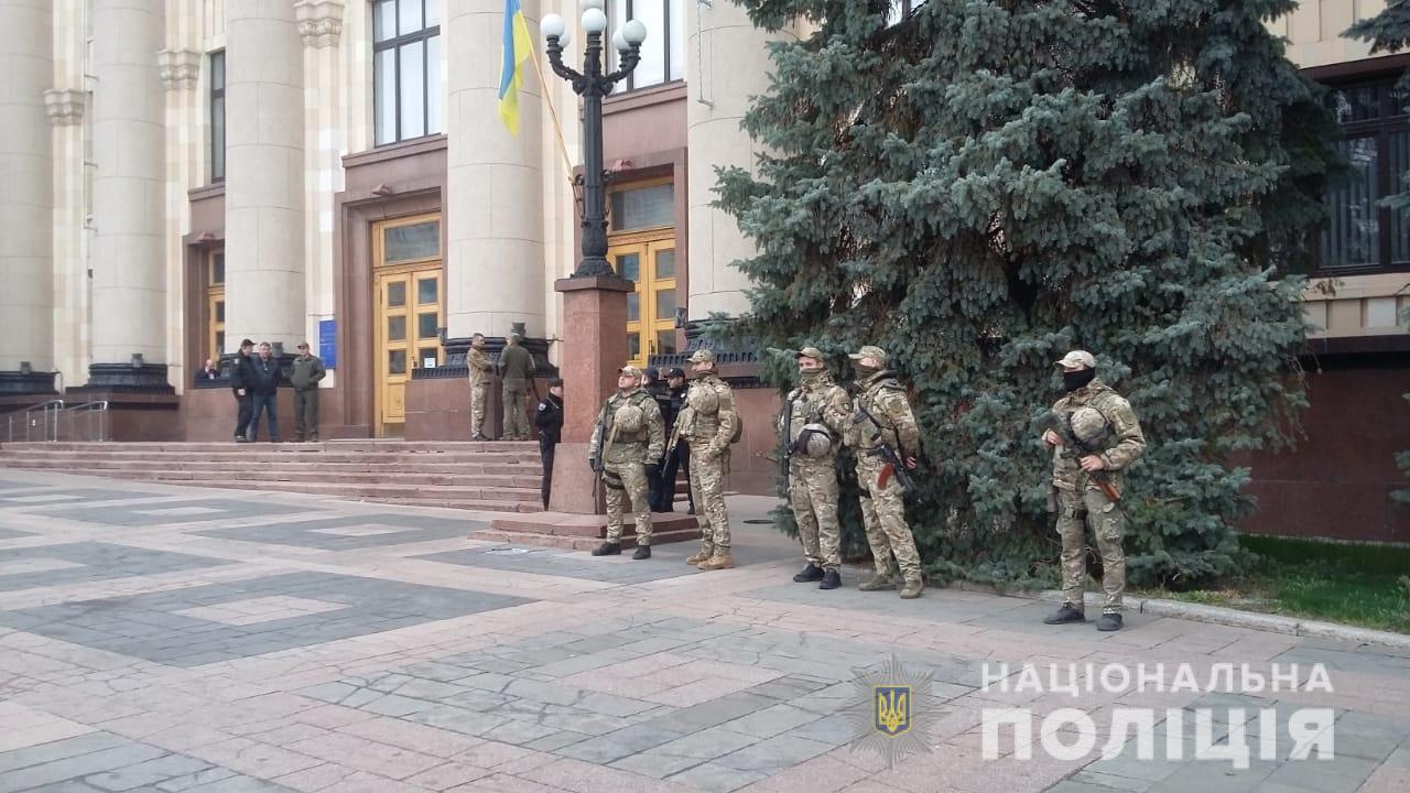 ХОГА учебно разблокировали от митинга пророссийски настроенного населения (фото)