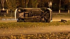 На ХТЗ «крепкое» ДТП: машину выбросило на обочину (фото)