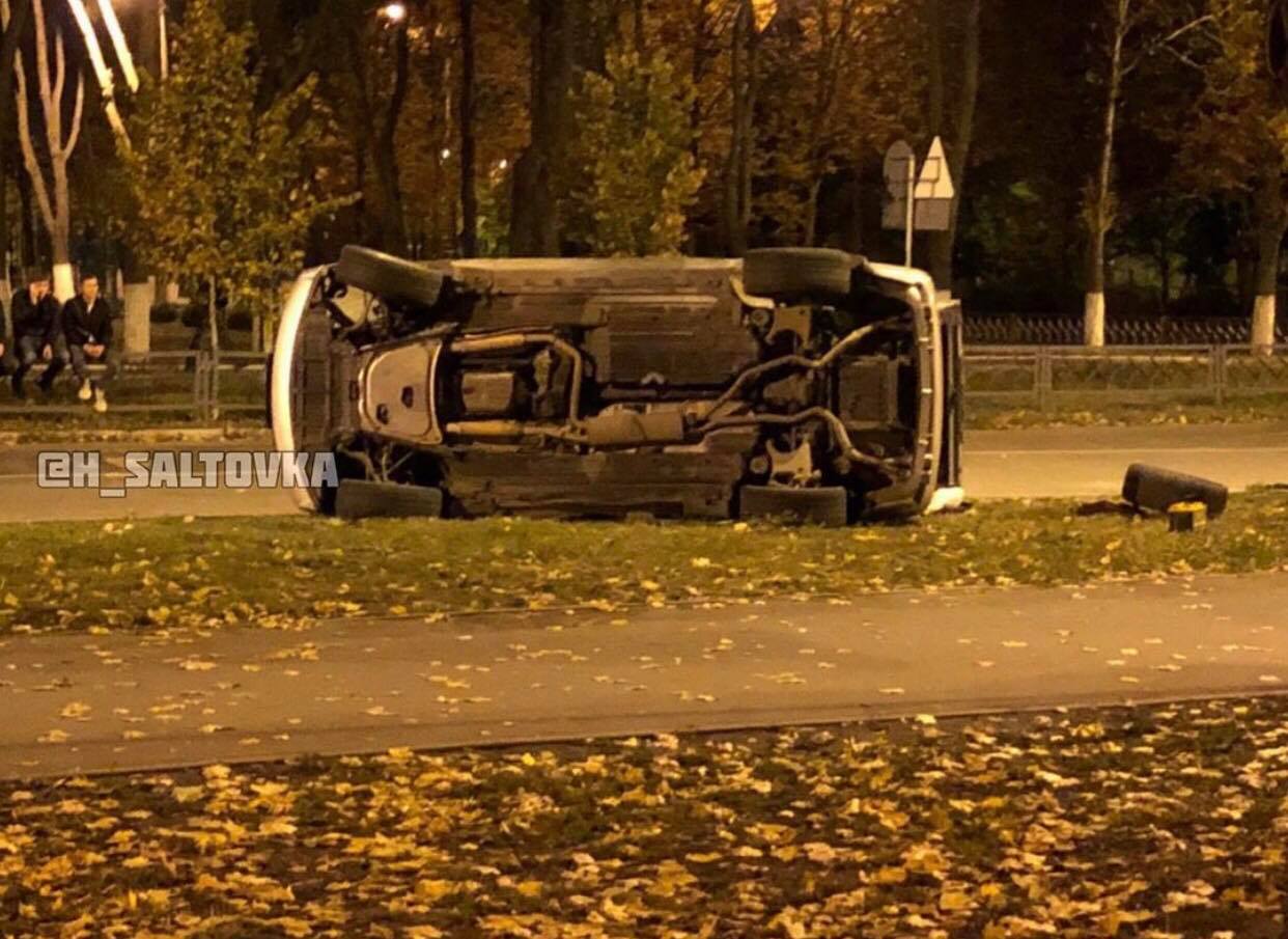 На ХТЗ «крепкое» ДТП: машину выбросило на обочину (фото)