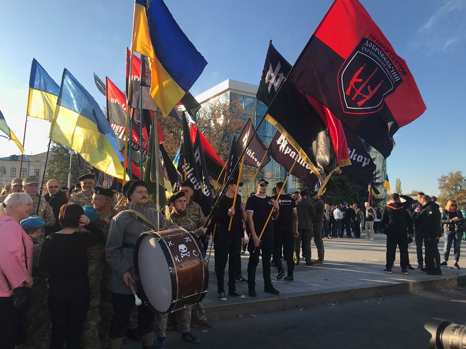 Масштабний марш «Ні капітуляції!» пройшов у Харкові на День захисника України (відео)