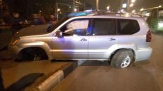 На Алексеевке джип врезался в островок безопасности (фото)