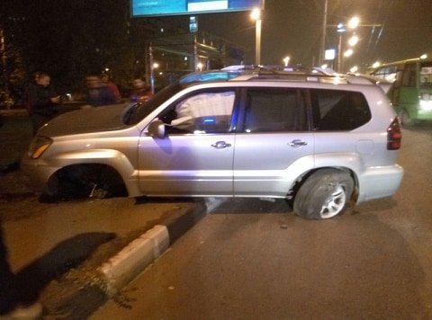 На Алексеевке джип врезался в островок безопасности (фото)