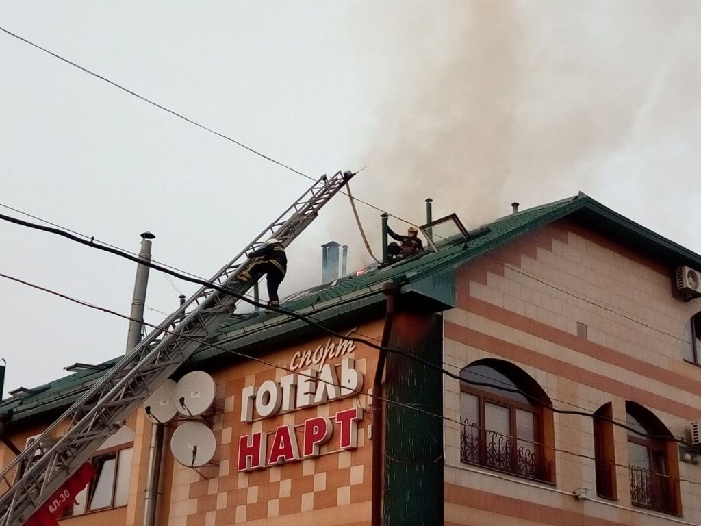 В Харькове горит гостиница (фото)