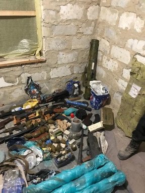 На даче погибшего стрелка на Клочковской нашли склад оружия (фото)