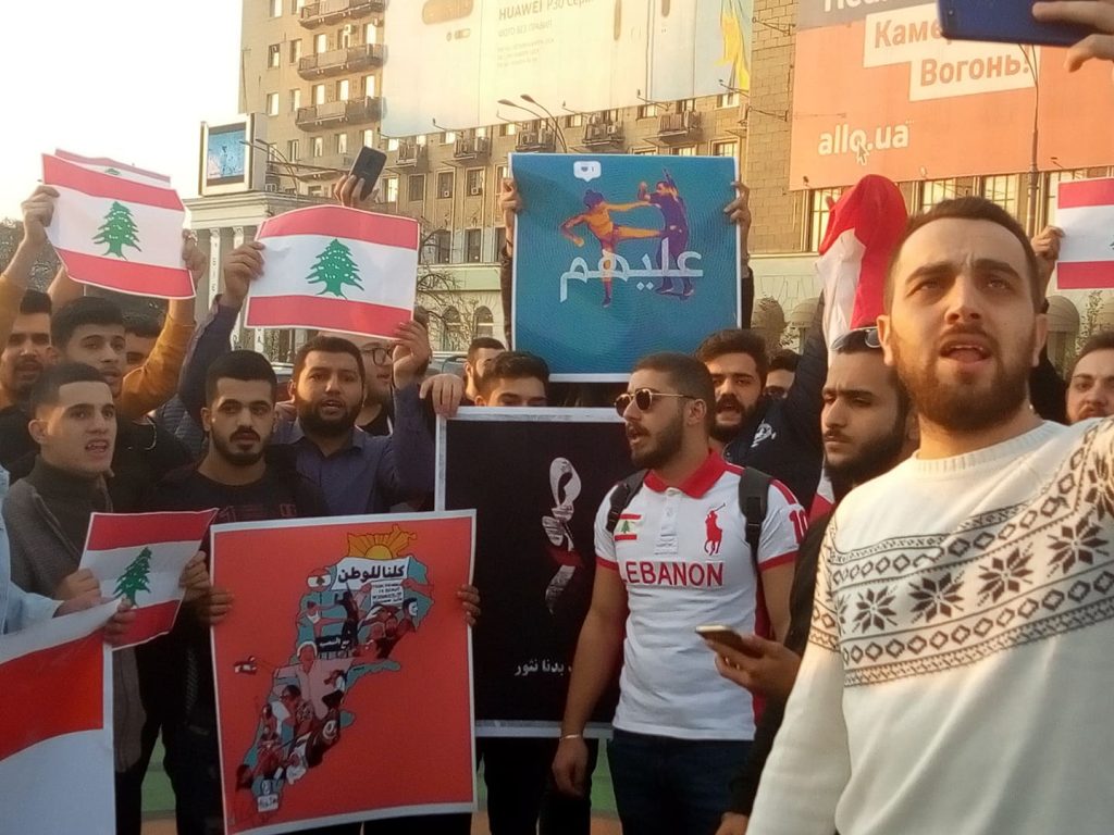 На площади Свободы протестуют иностранцы (фото, видео)