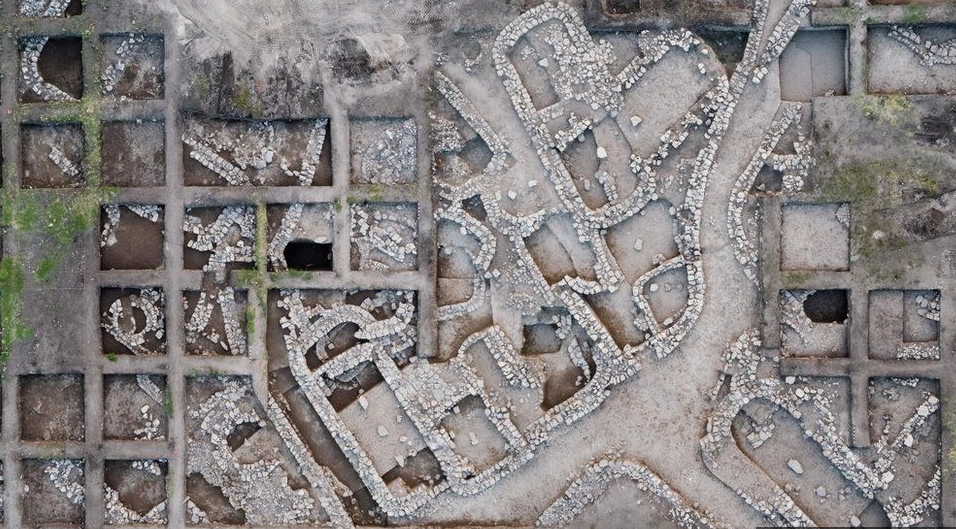 Израильские археологи раскопали самое древнее и большое поселение (фото)