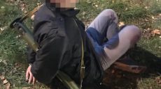 Патрульные задержали мужчину за ношение оружия (фото)