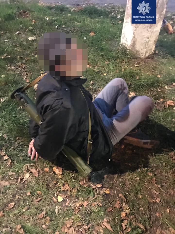 Патрульные задержали мужчину за ношение оружия (фото)