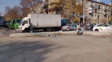 На ХТЗ на перекрестке столкнулись грузовик и легковушка