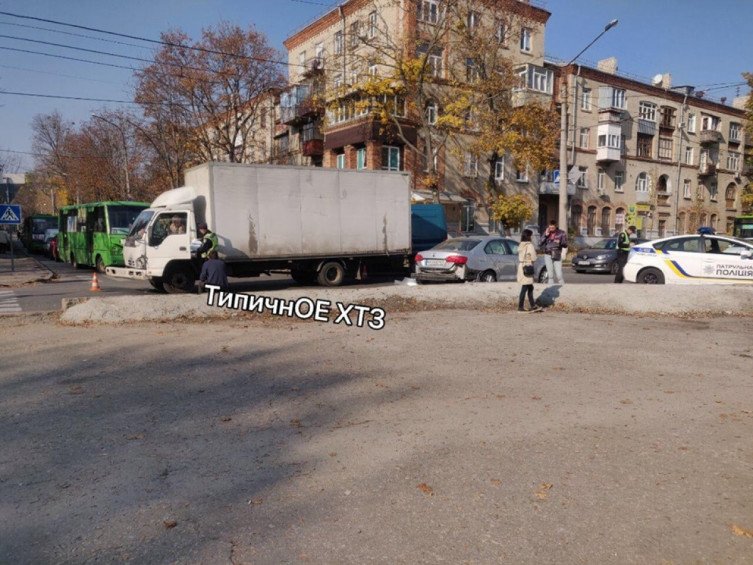 На ХТЗ на перекрестке столкнулись грузовик и легковушка