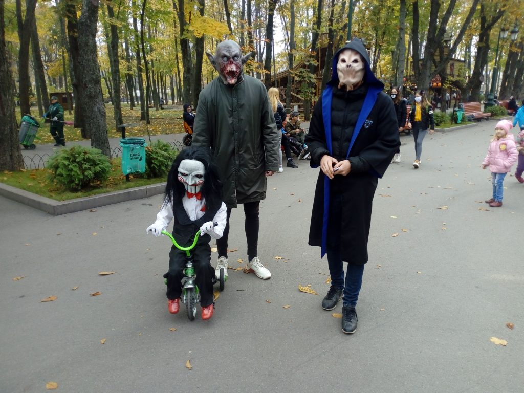 На выходных в парке Горького уже начали отмечать Halloween (фоторепортаж)