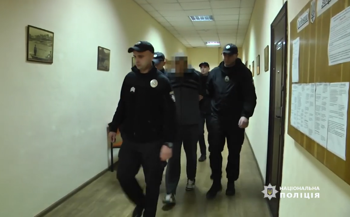 Подробиці жорстокого вбивства жінки сином у її день народження (відео)