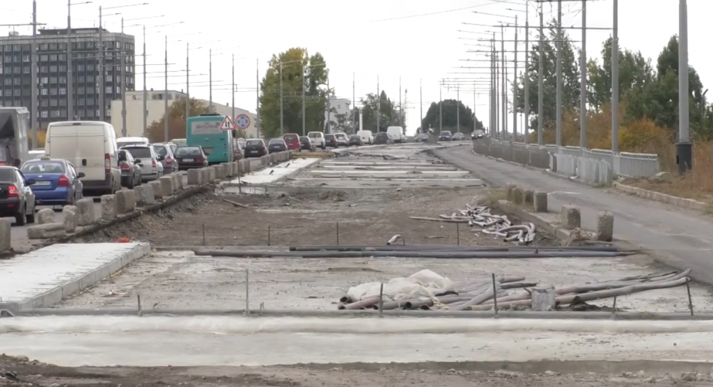 Після двох років ремонту міст на проспекті Льва Ландау все ще має діри (відео)