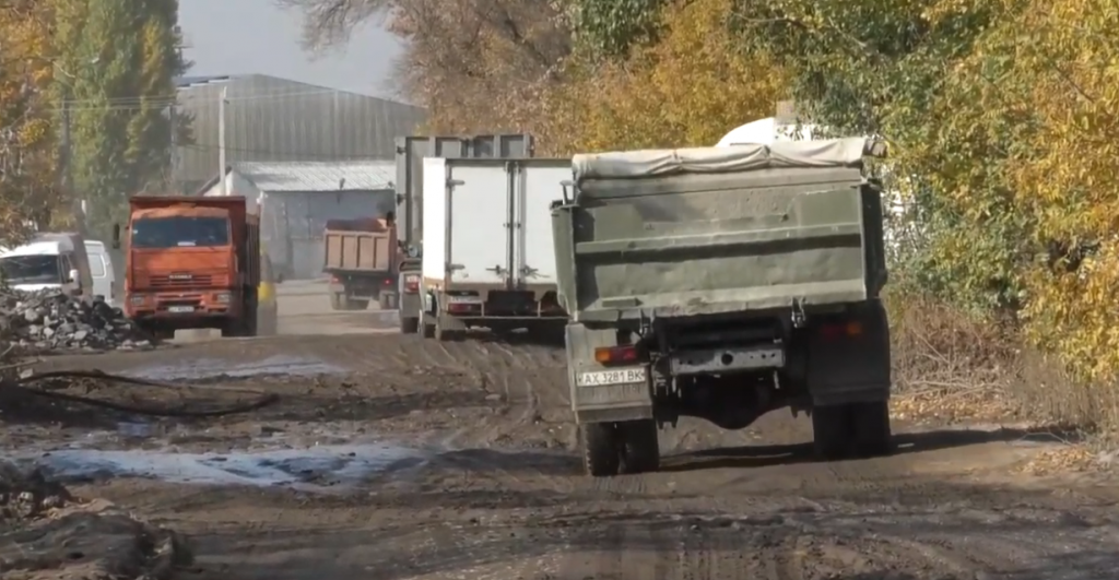 Дорога на вулиці Староверещаківська змушує харків’ян червоніти від люті (відео)