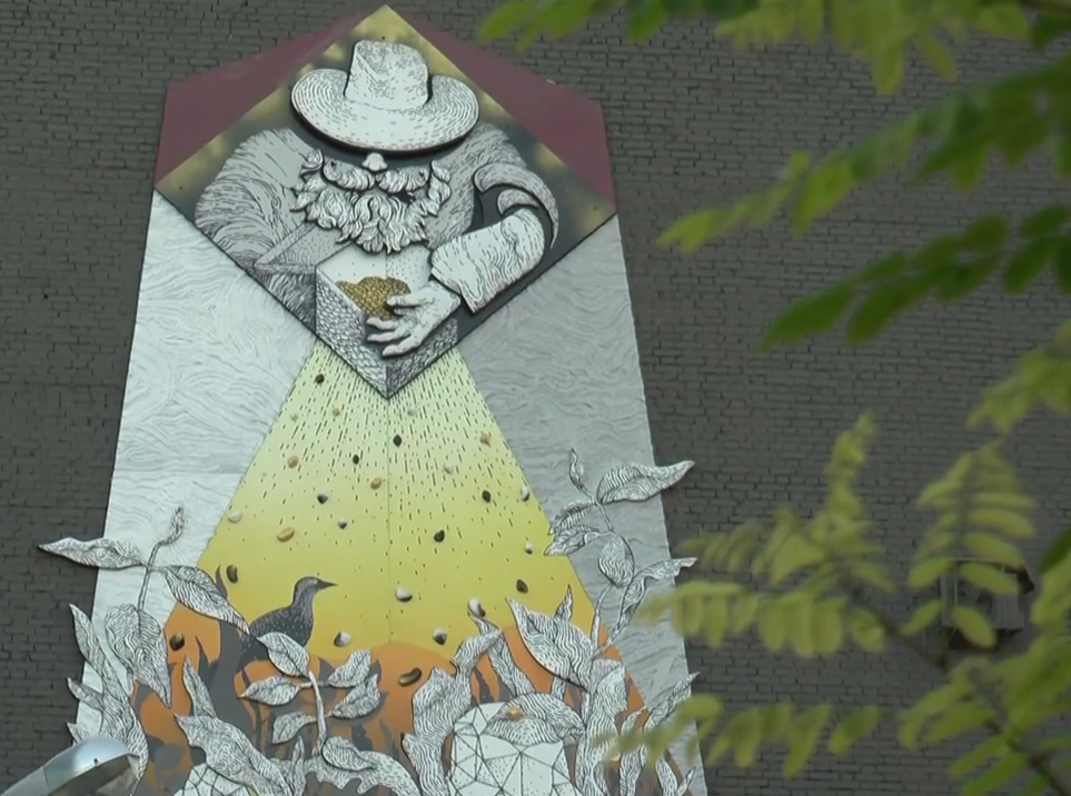 На стіні одного з харківських будинків з’явився символ нескінченність життя (відео)