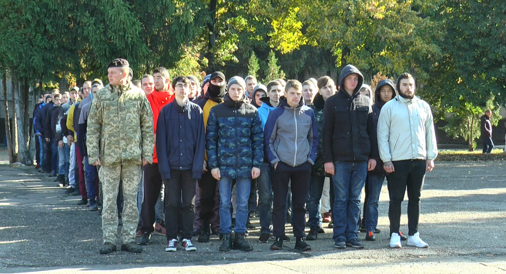 Осінній призов: на Харківщині відправили на службу першу групу строковиків (відео)