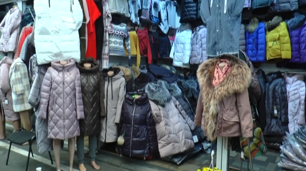 Пуховики, чоботи та шапки: скільки коштує зимовий гардероб у Харкові (відео)