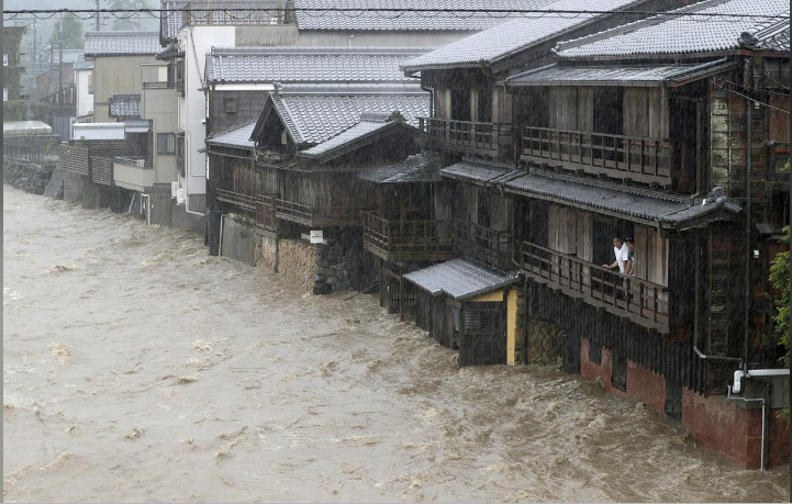 В Японии бушует сильнейший тайфун за последние 60 лет (фото)