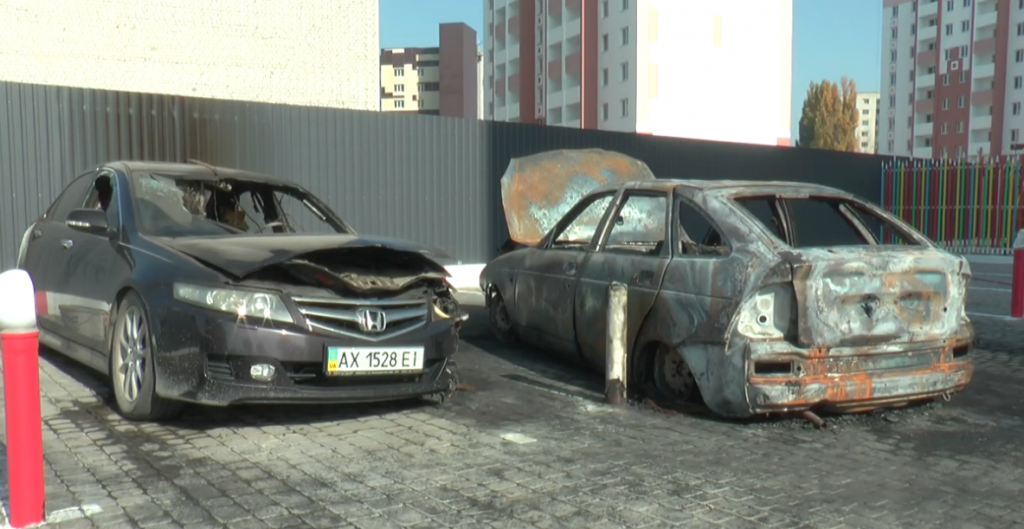 Подвійний підпал: від автівок у Київському районі залишився тільки попіл (відео)