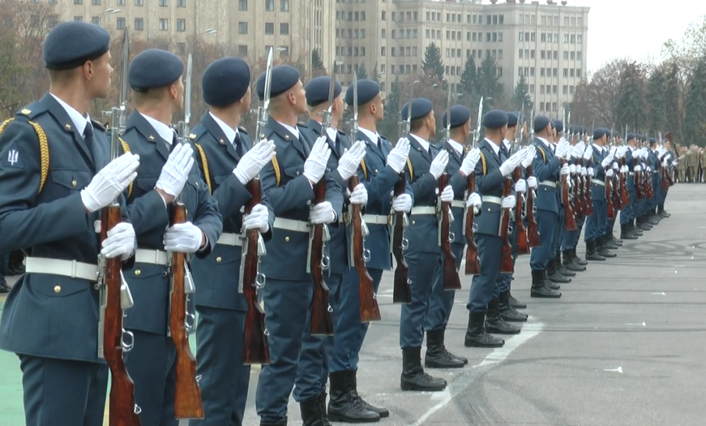 На майдані Свободи кращому курсанту ХНУВС вручили меч британського принца (відео)