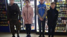 Намагалися вкрасти гроші та цигарки: вночі підлітки розтрощили тютюновий кіоск (відео)