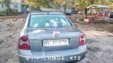 На ХТЗ неизвестные залили монтажной пеной автомобиль (фото)
