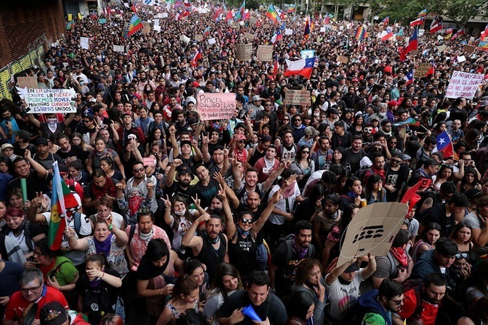 В Чили проходят крупнейшие акции протеста в истории страны (фото)