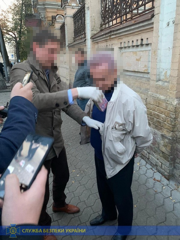 Псевдо-чиновник Офиса Президента торговал должностями в органы власти (фото)