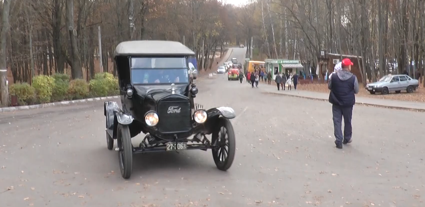 «Бляшанка Ліззі» дивує харків’ян: легендарний «Ford-T» — на ходу (відео)
