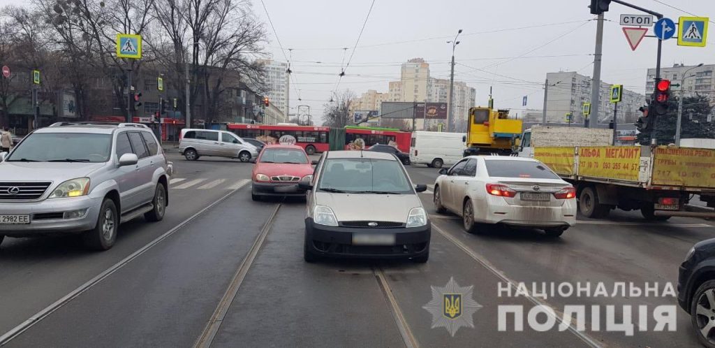 В Харькове девушка зацепилась за буксировочный трос и попала в ДТП (фото)