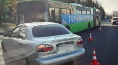 На ул. Григоренко троллейбус столкнулся с легковушкой (фото)