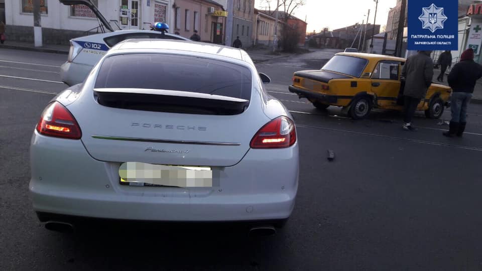 На Москалевской Porsche не пропустил на перекрестке ВАЗ (фото)