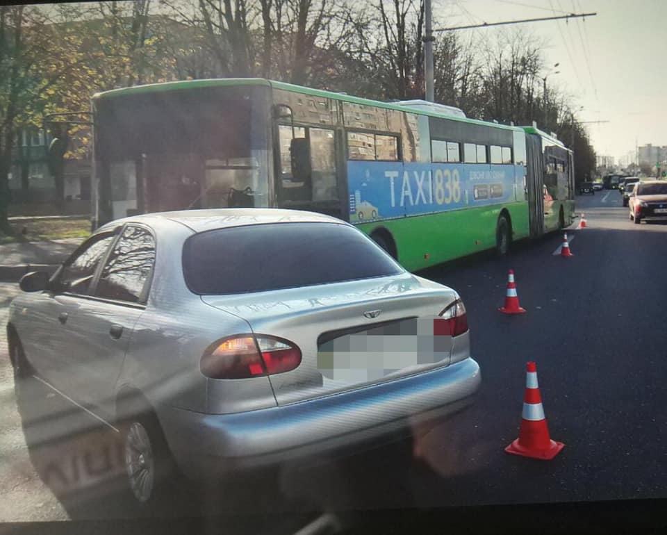 На ул. Григоренко троллейбус столкнулся с легковушкой (фото)
