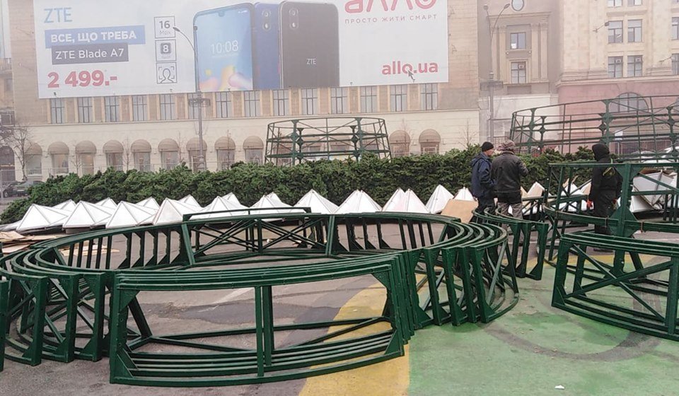 Увидеть главную ёлку Харькова в «собранном» состоянии горожане смогут в начале декабря (фоторепортаж)