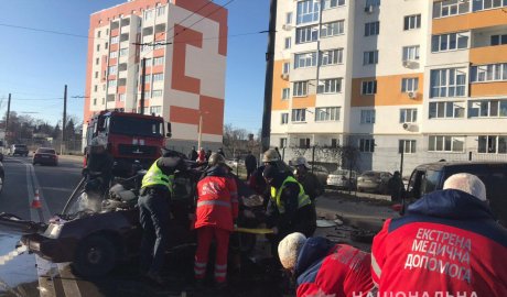 В Харькове двух женщин, пострадавших в ДТП деблокировали из авто (фото)