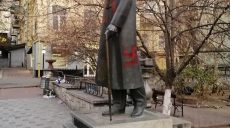 На памятнике Шолом-Алейхему в Киеве нарисовали свастику