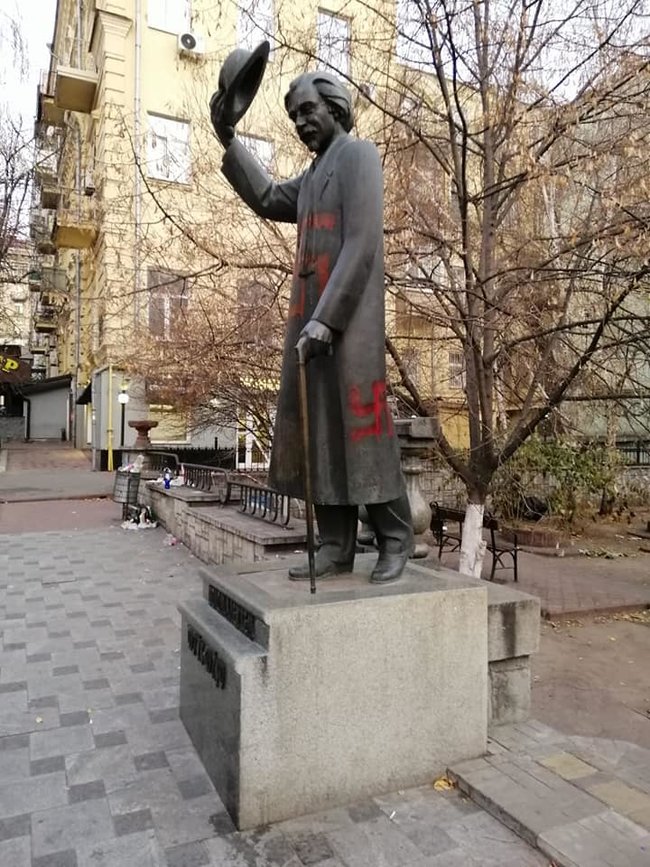 На памятнике Шолом-Алейхему в Киеве нарисовали свастику