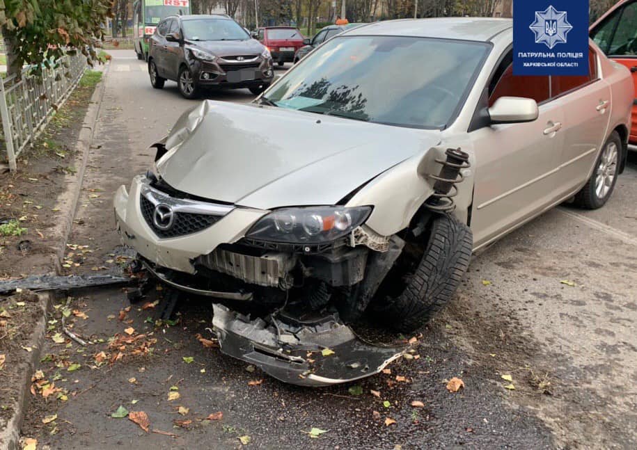 На Олимпийской Mazda врезалась в забор