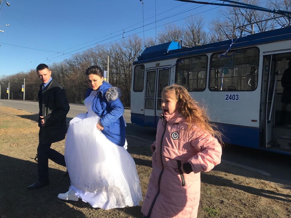 В Харькове отметили свадьбу в троллейбусе (фото)