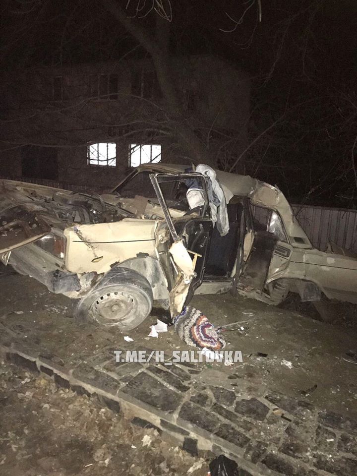В Харькове ВАЗ врезался в столб (фото)